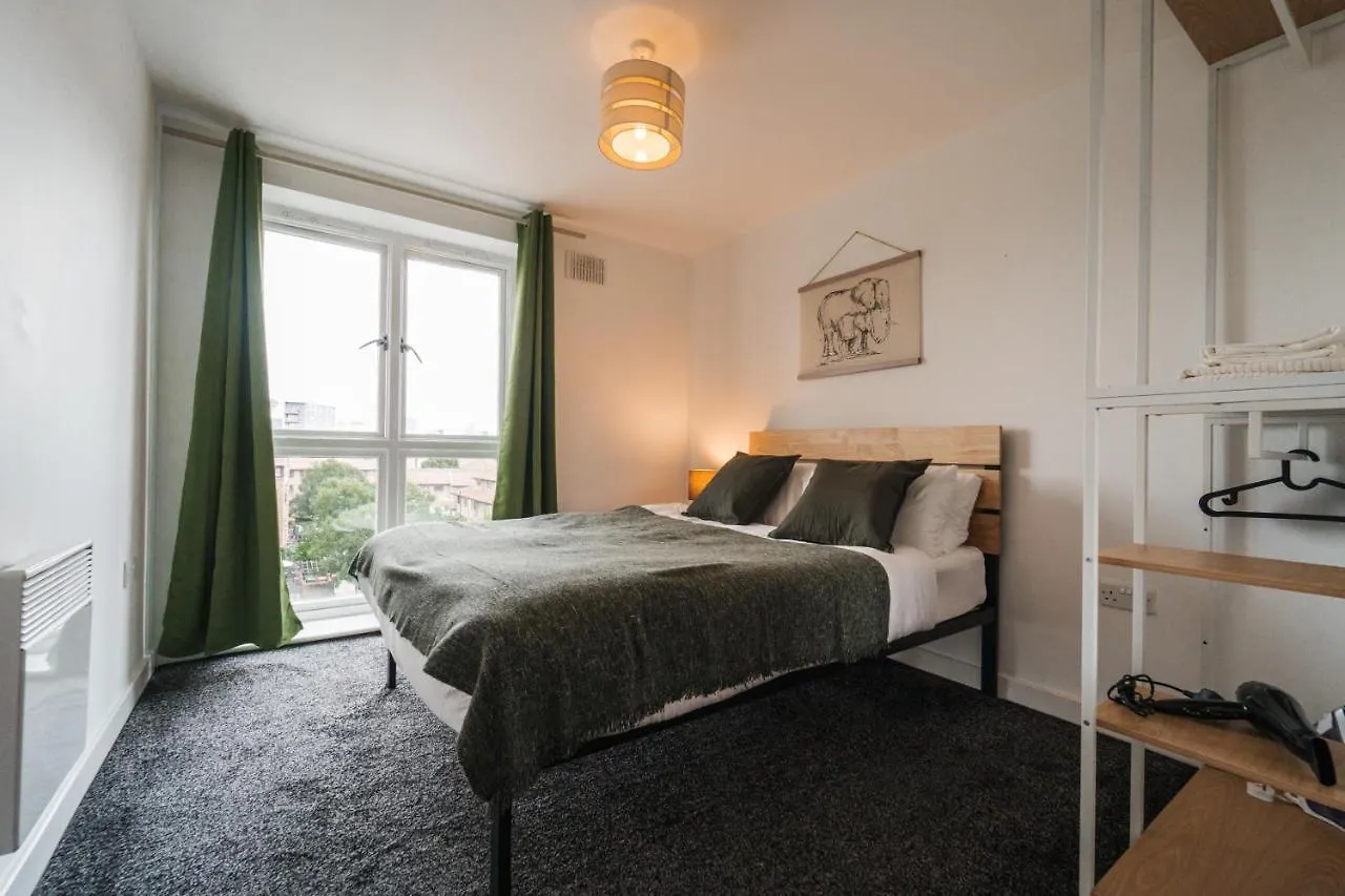 Lovely 2 Bedroom Flat Next To Victoria Park contacts